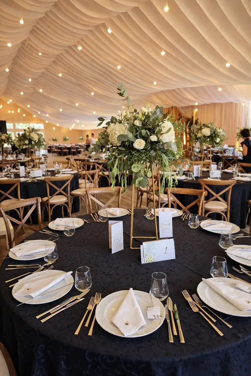 Sala elegantă de evenimente la Kron Event Center Brașov cu decorațiuni florale și iluminat romantic