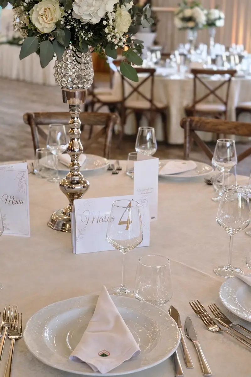 Nuntă intimă în salonul mic Kron Event Center cu decorațiuni elegante și atmosferă caldă